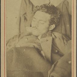 Photographie posthume d’douard Lebasque, garde national tu pendant les combats de la Commune, 11 mai 1871. Archvies de Paris, VD3 11.