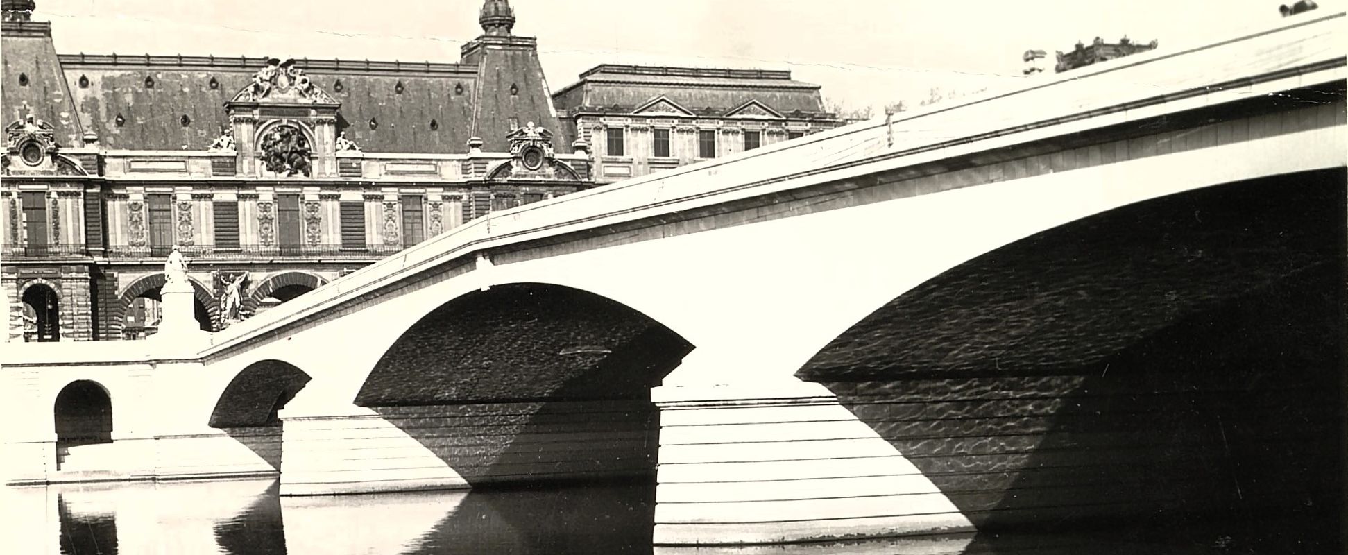 	Photothèque du Pavillon de l’Arsenal : pont du Carrousel du Louvre s.d. [1939-1980]. Archives de Paris, 4391W 8.