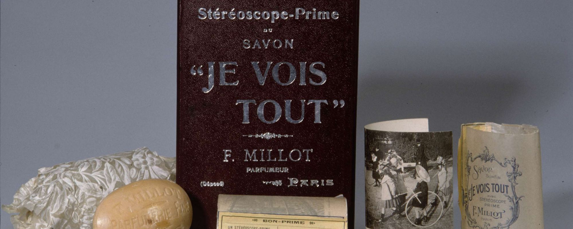 Parfumerie MILLOT, dépôt n° PC 13286, 9 octobre 1905, Coffret de savons "Je vois tout", accompagnés d'une paire de lunettes stéréoscopiques. Archives de Paris, D7U10 171.