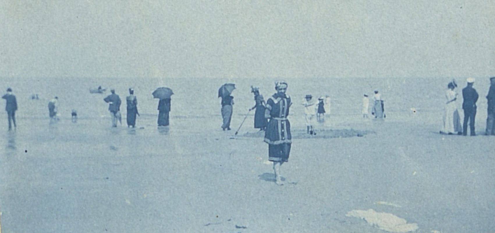 "Granville. Sur la plage à 11h du matin. Août 1899". Album de cyanotypes de Robert Sohier, 1896-1900. Archives de Paris, 9Fi 7. 