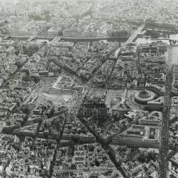 Vue aérienne du chantier des Halles, direction des services techniques de la préfecture de police, 22 octobre 1973. Archives de Paris, 1514W 99.