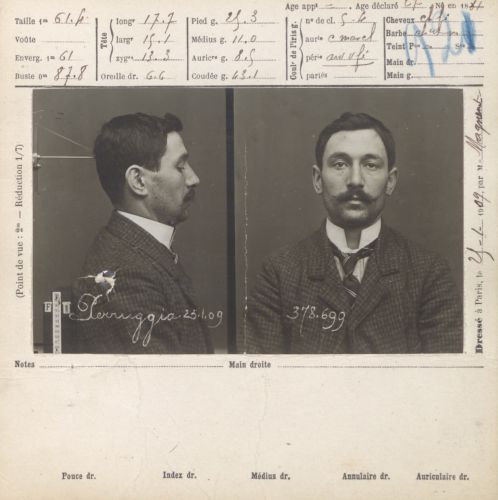 Fiche anthropométrique de Vincent Perruggia, voleur de la Joconde en 1911 (1909). Archives de Paris, D3U6 158.