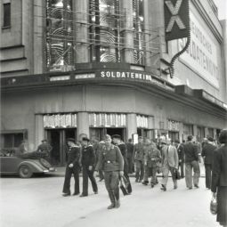Le cinéma Rex devient Soldatenkino. Archives de Paris, 3599W 55. 