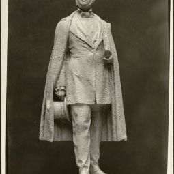 Photographie d'un modle de la statue en pied dEugne Haussmann par Franois Cogn, 1935. Archives de Paris, Perotin/10624/72/1 10.