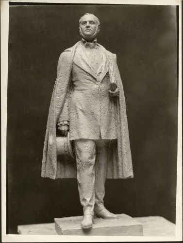 Photographie d'un modèle de la statue en pied d’Eugène Haussmann par François Cogné, 1935. Archives de Paris, Perotin/10624/72/1 10.