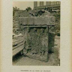 Traversée de la Seine au Châtelet, pierre funéraire gallo-romaine découverte dans la fouille de la station La Cité, 6 juillet 1906. Archives de Paris, D10S9 18/2/10. 