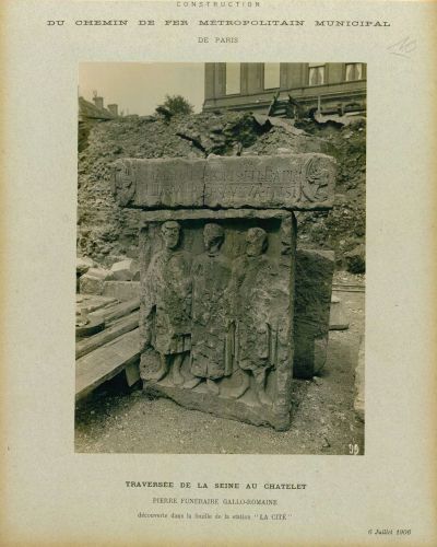 Traverse de la Seine au Chtelet, pierre funraire gallo-romaine dcouverte dans la fouille de la station La Cit, 6 juillet 1906. Archives de Paris, D10S9 18/2/10. 