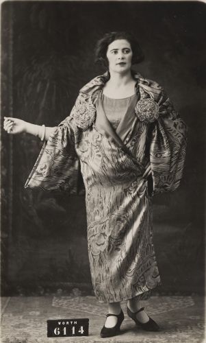 Modle de manteau dpos par la maison Worth auprs du greffe des tissus du conseil de prud'hommes de la Seine le 14 fvrier 1923, nT6114, modle n28. Archives de Paris, D12U10 414.