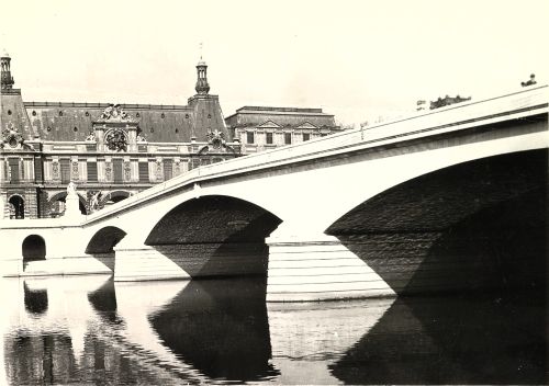 	Photothque du Pavillon de lArsenal : pont du Carrousel du Louvre s.d. [1939-1980]. Archives de Paris, 4391W 8.