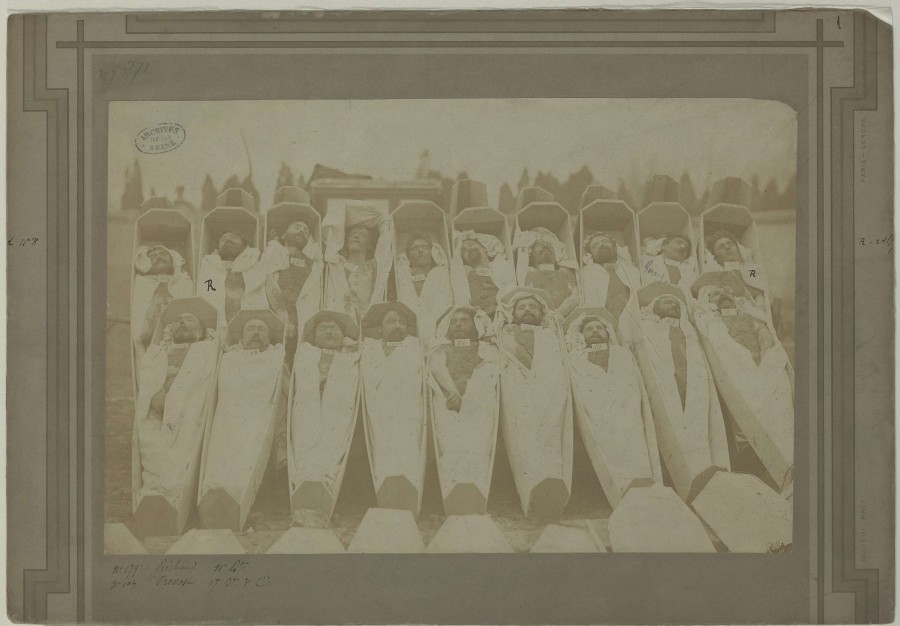 Cadavres d&#8217;insurgs en cercueils, mai 1871. Archives de Paris, D3R4 272.
