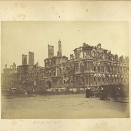 Photographie de l’Hôtel de Ville en ruines extraite de Ruins of Paris & Environ. Photographs, par Tune, G. (photographe), 1871. Archives de Paris, 9Fi 4. 