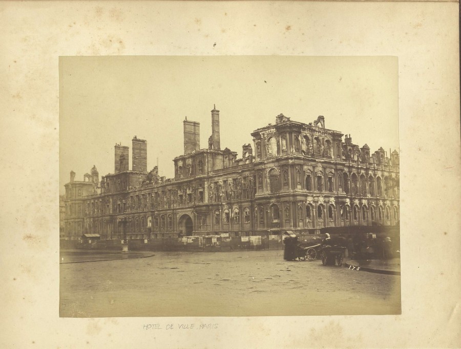 Photographie de l&#8217;Htel de Ville en ruines extraite de Ruins of Paris & Environ. Photographs, par Tune, G. (photographe), 1871. Archives de Paris, 9Fi 4. 