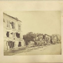 Photographie dune rue de Paris en ruines extraite de 