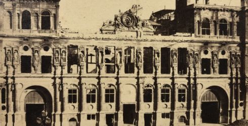 Photograhpie des ruines de l'Hôtel de Ville, 1871. Archives de Paris, 11Fi 2063.