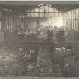 Album photographique, usine de fabrication des pavés en bois, janvier-février 1910. Archives de Paris, non coté, Pavés_NC_158. 
