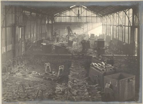 Album photographique, usine de fabrication des pavés en bois, janvier-février 1910. Archives de Paris, non coté, Pavés_NC_158. 