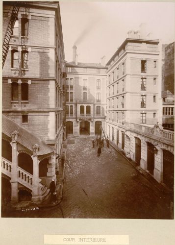 Cour intérieure, caserne de sapeurs-pompiers rue J.J. Rousseau et rue du Jour, album photographique, 1895-1897. Archives de Paris, ATLAS 1012.