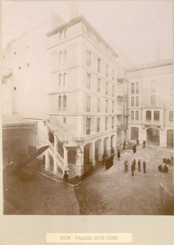 Cour intérieure, caserne de sapeurs-pompiers rue J.J. Rousseau et rue du Jour, album photographique, 1895-1897. Archives de Paris, ATLAS 1012.