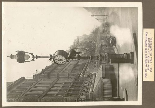 Feu de carrefour sur candélabre avec boîte de commande des 4 feux du carrefour, album, vers 1900. Archives de Paris, ATLAS 1034.