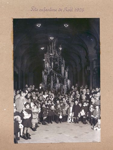 Conseil municipal de Paris, protocole : fête enfantine de Noël à l&#8217;Hôtel de Ville, 22 décembre 1926. Archives de Paris, VK3 344.