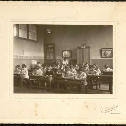 École maternelle 34 rue Manin, 19e arrondissement : Enfants et institutrice en classe, s.d. [vers 1930]. Archives de Paris, 2657W 8.