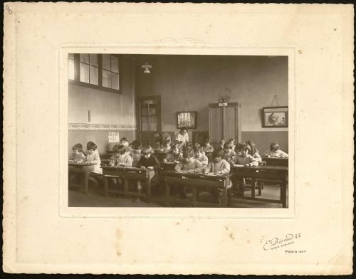 École maternelle 34 rue Manin, 19e arrondissement : Enfants et institutrice en classe, s.d. [vers 1930]. Archives de Paris, 2657W 8.