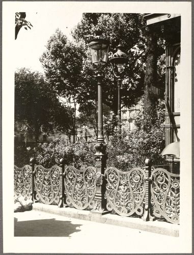 Album photographique, types de candélabres courants et spéciaux, vers 1900. Archives de Paris, ATLAS 1033.