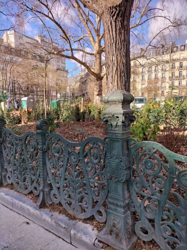 Photographie des grilles du square Montholon, 2022. ©Archives de Paris/Laurence Benoist.