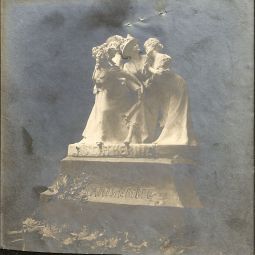 Photographie du groupe « Sainte Catherine » de Julien Lorieux, s.d. [1909-1913]. Archives de Paris, PEROTIN/10624/72/1 24.