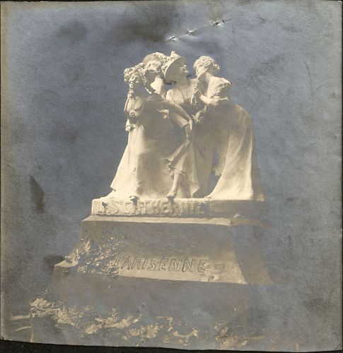 Photographie du groupe « Sainte Catherine » de Julien Lorieux, s.d. [1909-1913]. Archives de Paris, PEROTIN/10624/72/1 24.