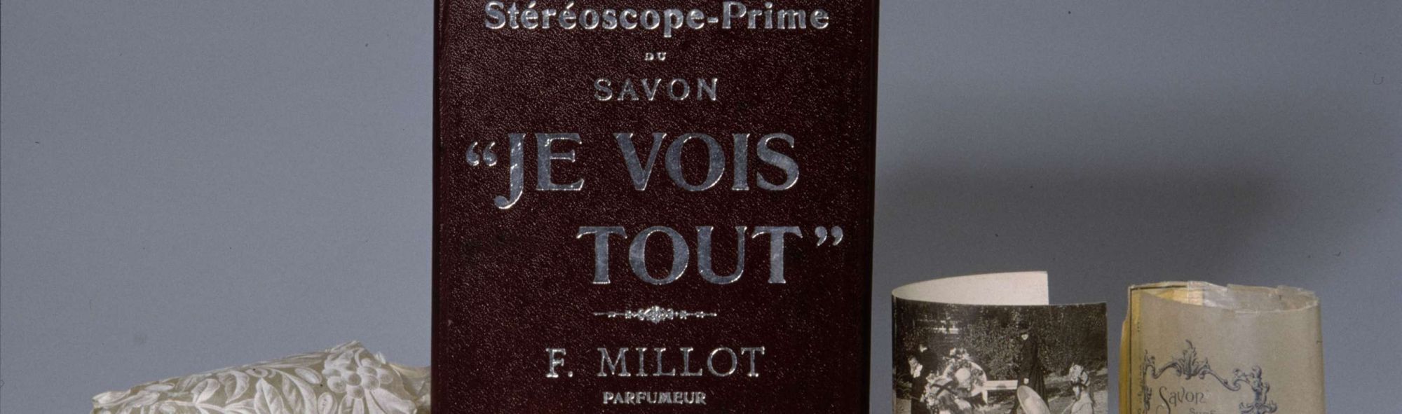 Parfumerie MILLOT, dépôt n° PC 13286, 9 octobre 1905, Coffret de savons "Je vois tout", accompagnés d'une paire de lunettes stéréoscopiques. Archives de Paris, D7U10 171.