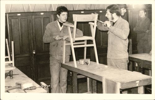 École nationale de perfectionnement Jean Jaurès (19e arr.) : 2 élèves montant un fauteuil pliant de jardin, en 3e année de menuiserie (1969-1970). Archives de Paris, 3686W 46.