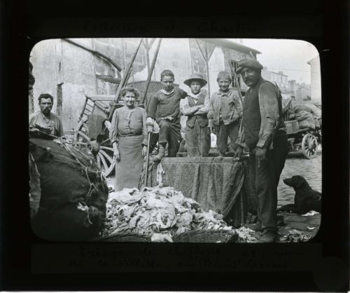 Fonds Chastin : photographie sur plaques de verre représentant les chiffonniers du Pré-Saint-Gervais au travail, s.d. Archives de Paris, 59Fi 124.