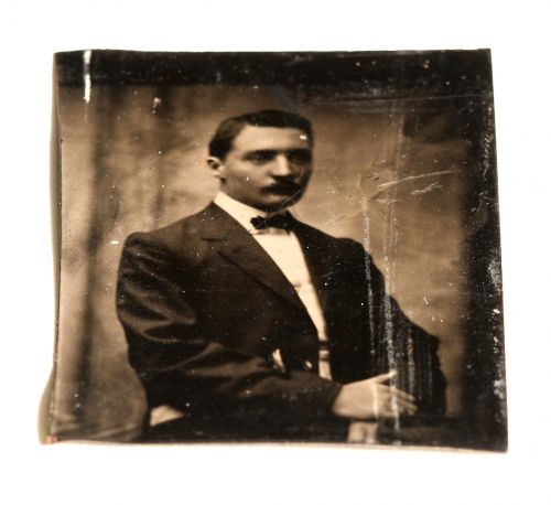 Portrait d&#8217;homme, s.d., ferrotype. Archives de Paris, 36Fi 77.