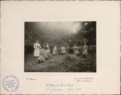La fenaison dans une école d&#8217;Eure-et-Loir, juin 1918. Archives de Paris, D2T1 16.