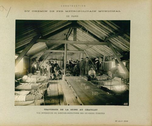 Construction du métropolitain : vue intérieure du dortoir-réfectoire des ouvriers tubistes, 29 avril 1908. Archives de Paris, D10S9 18/4/9.