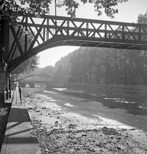 Fonds Bertrand : Canal Saint-Martin, quai de Jemmapes, mai 1947. Archives de Paris, 35Fi 124. 