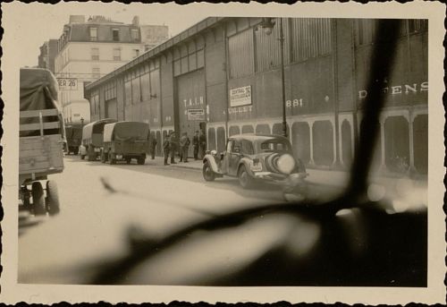 Soldats allemands devant le "Zentral Ersatzteillager 26" (rue de la Croix-Nivert). Archives de Paris, 41Fi 74.
