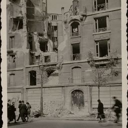 Immeuble partiellement détruit par un bombardement. Archives de Paris, 41Fi 83.