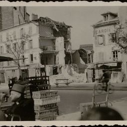 Maison partiellement détruite par un bombardement. Archives de Paris, 41Fi 84.