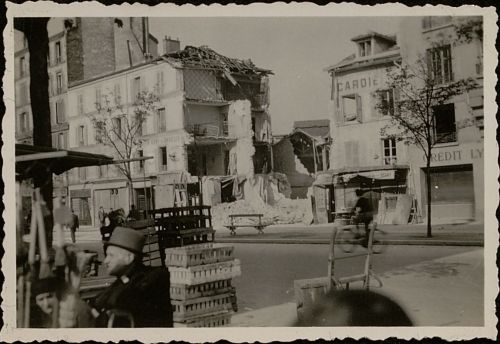 Maison partiellement détruite par un bombardement. Archives de Paris, 41Fi 84.