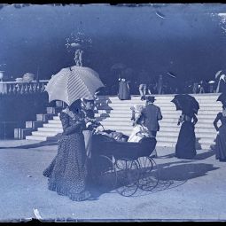 Fonds Costilhes : jardin du Luxembourg, promeneurs, c. 1899. Archives de Paris, 25Fi 10(2).