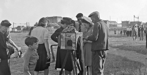 Photographe ambulant, Maurice Bertrand (1946). Archives de Paris, 35Fi 1513.