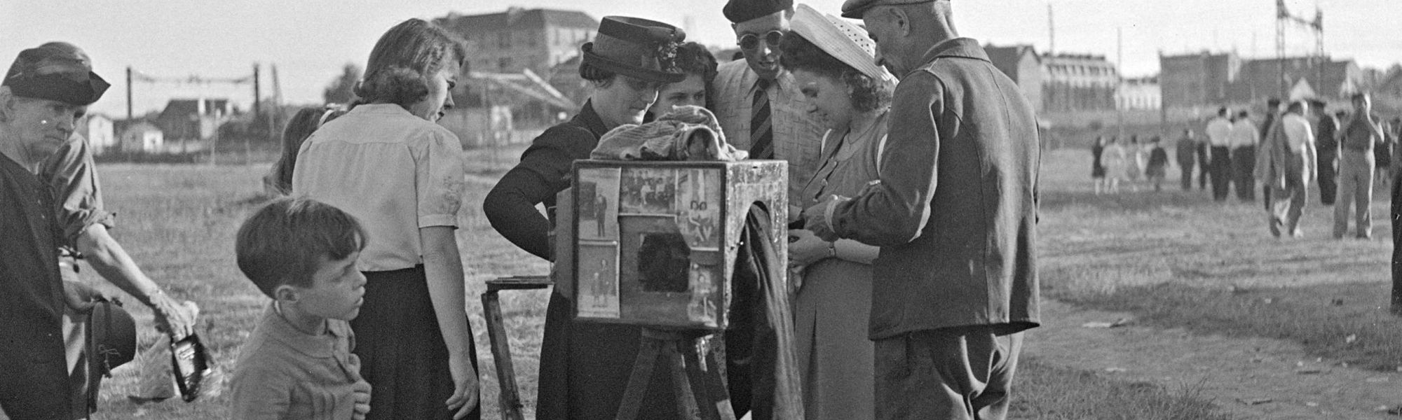 Photographe ambulant, Maurice Bertrand (1946). Archives de Paris, 35Fi 1513.