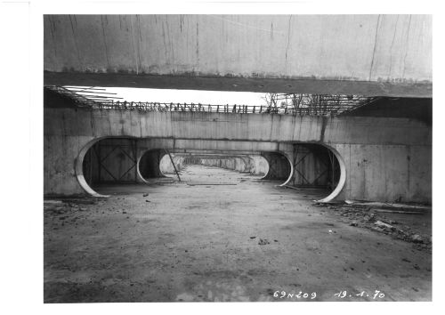 Photographies de la construction du périphérique : parc de stationnement de Saint-Cloud, 1969-1970. Archives de Paris, 3955W 8.