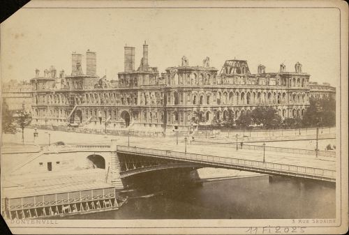 L’Hôtel de Ville en ruines, 1871. Archives de Paris, 11Fi 2025. 