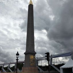 Obélisque, place de la Concorde, juillet 2022, photographie © Laurence Benoist. 