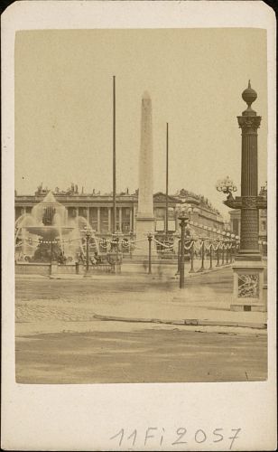 Place de la Concorde (8e arrondissement) : obélisque, mats, fontaine et éclairage, s.d. [XIXe siècle], Hervé et Debitte photographes. Archives de Paris, 11Fi 2057.
