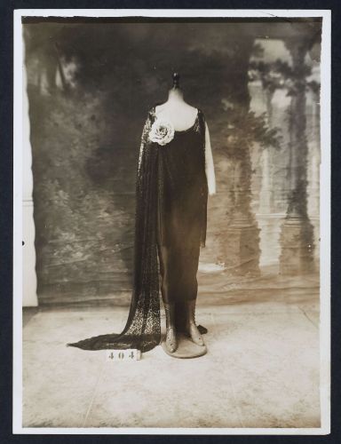  Modèle 404, robe du soir "Banco", déposé par Callot soeurs, le 20 février 1926, recto. Archives de Paris, D12U10 163.