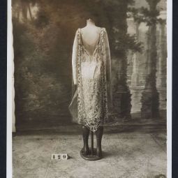 Modèle 123, robe du soir "Fête Galante", déposé par Callot soeurs, le 20 février 1926, sous le n°9118 auprès du greffe des tissus du Conseil de prud’hommes de la Seine. Archives de Paris, D12U10 163.